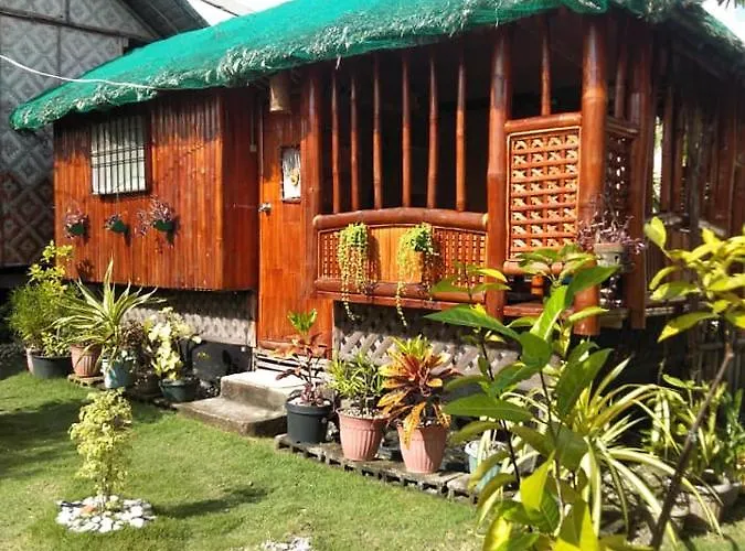 Titanic's Nipa Hut 몰볼