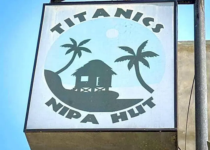 Titanic's Nipa Hut 호스텔 몰볼